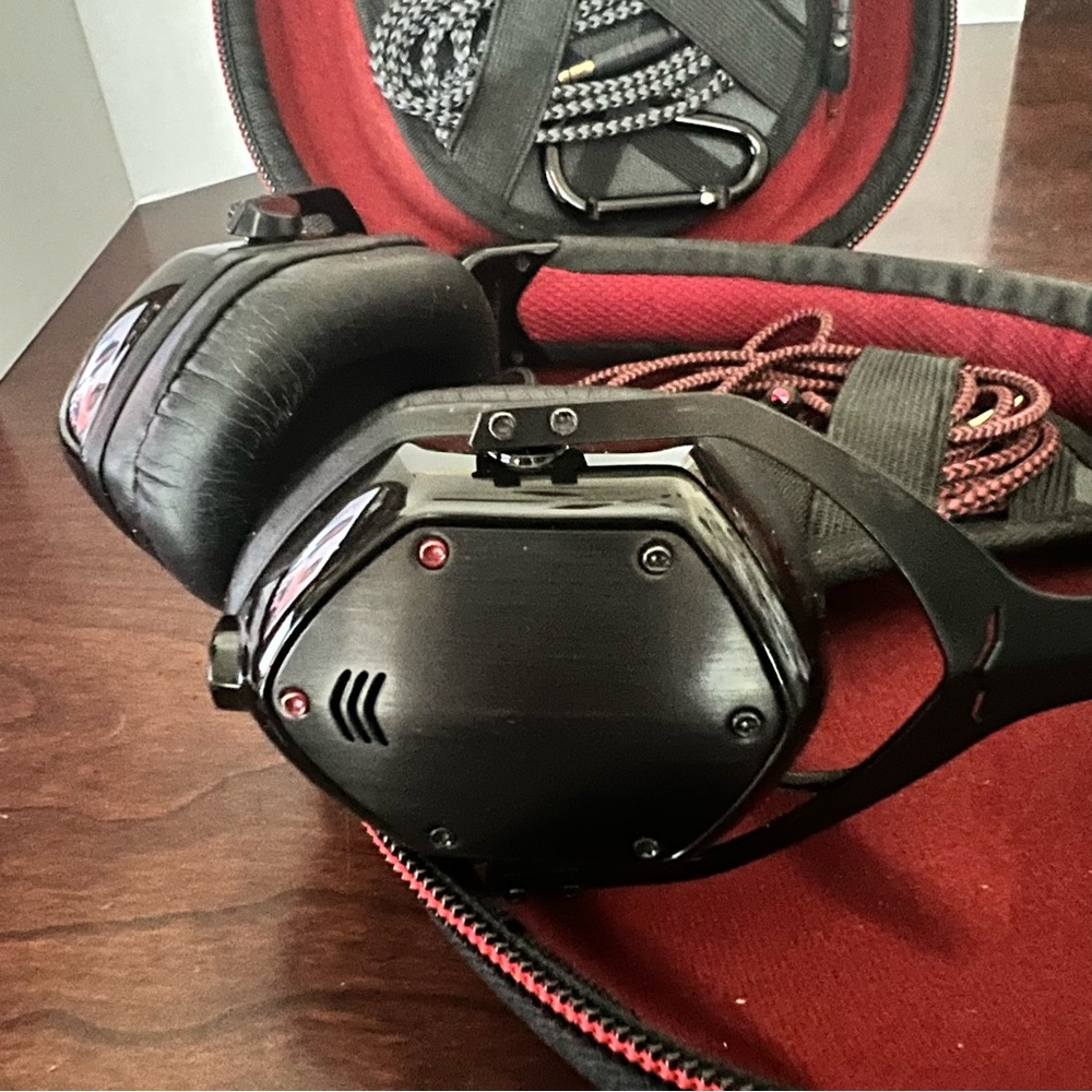 V-MODA for True Blood V-80 On-Ear Noise-Isolating Metal Headphones - Picture 5 of 13